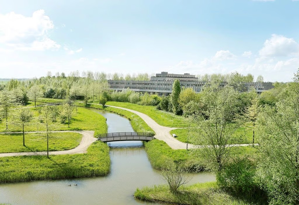 De groene omgeving met water en wandelpaden rondom de praktijk aan Beeckendael in Engelen